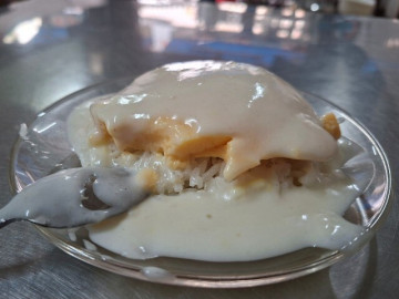 Quán xôi gần 50 năm ở TPHCM chỉ bán 2 món, chưa mở cửa đã có khách chờ