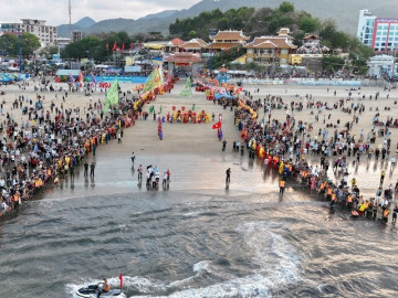 Hàng nghìn người đổ về bờ biển TPHCM từ rạng sáng xem rước Long Vị