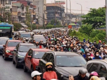 Cầu Long Biên dừng hoạt động: Người dân chen chân vượt sông sang phố ngày đầu tuần