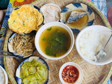 Du khách ngỡ ngàng với mâm cơm 7 món giá 45 nghìn ở Huế, có món đặc sản lạ ngon