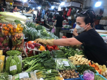 Giá hàng hóa tăng theo giá xăng, người bán “gồng mình” để giữ khách