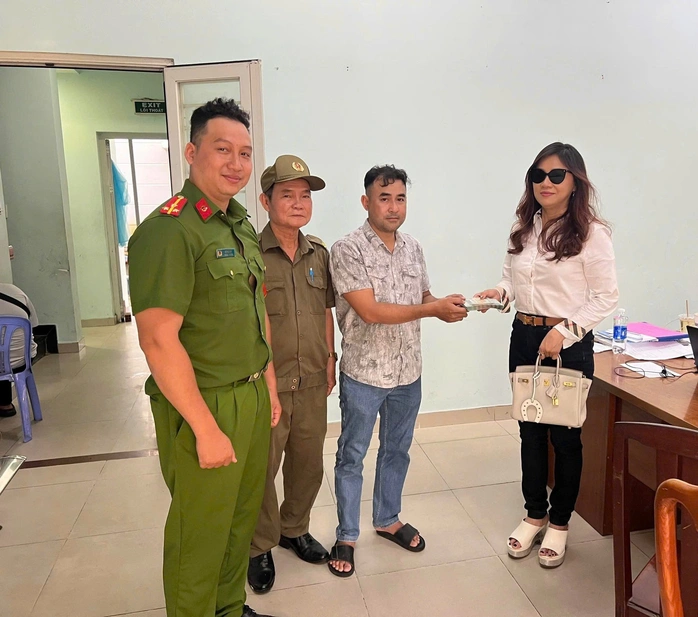 Chị Huỳnh Thị Thu Trang trao trả lại tài sản cho anh Nguyễn Hoài Châu.