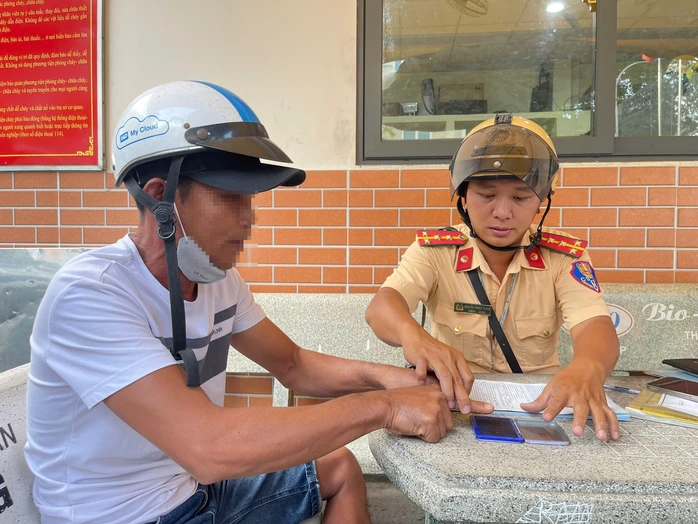 CSGT lập biên bản đối với ông ông Nguyễn Văn T.