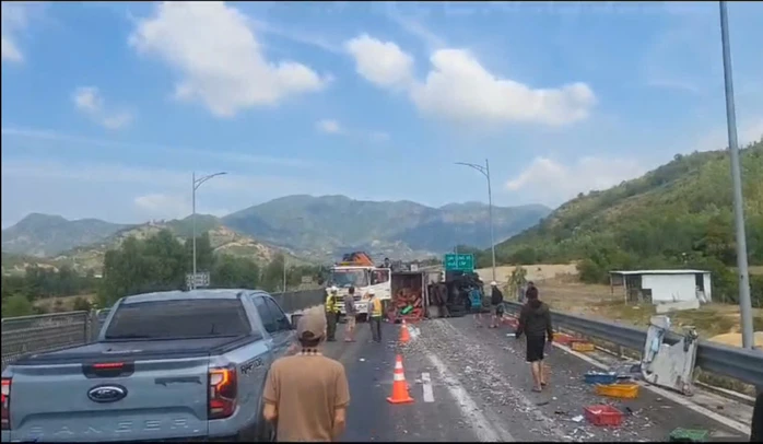 Xe đông lạnh chở hải sản bị lật, chắn ngang làn cao tốc Nam - Bắc qua địa bàn Khánh Hòa. Ảnh: VQ