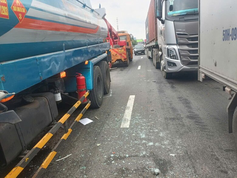 Dòng xe ùn ứ kéo dài sau tai nạn.