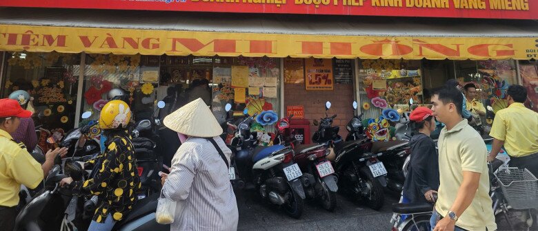 Sau cú rơi 8 triệu đồng/lượng, tiệm vàng xuất hiện cảnh hiếm gặp - 1