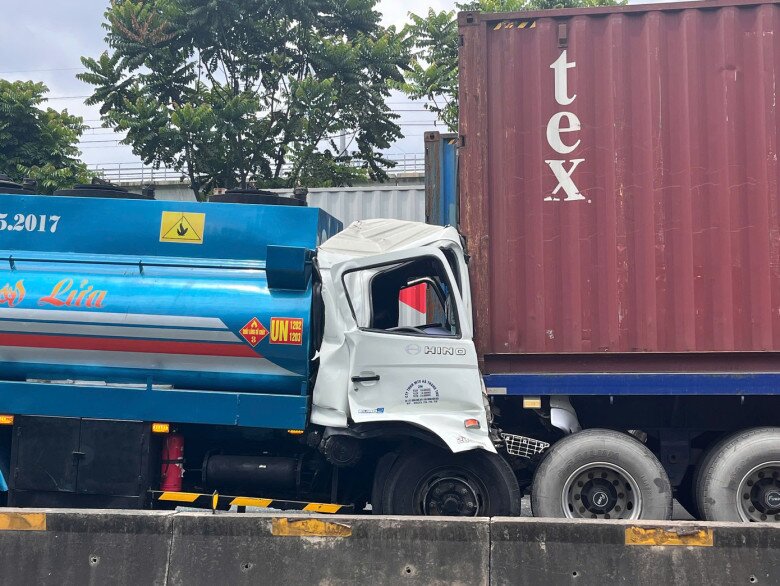 Hình ảnh đầu xe bồn không còn nguyên vẹn sau tai nạn.