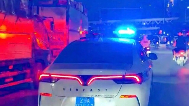 CSGT Hà Nội kịp thời hỗ trợ đưa người bị thương đi cấp cứu trong thời khắc giao thừa