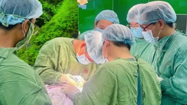 Khiêng vật nặng sai tư thế, nam thanh niên liệt tứ chi phải mổ khẩn