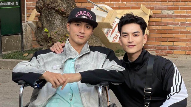 Người mẫu Lý Công Chiều lần đầu xuất hiện trên xe lăn sau tai nạn lật xe ở Lào Cai: Hình ảnh khiến nhiều người nghẹn lòng