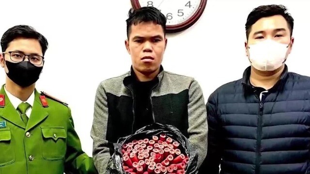 "Ôm" 7kg pháo nổ để chơi Tết, đối tượng bị tóm gọn