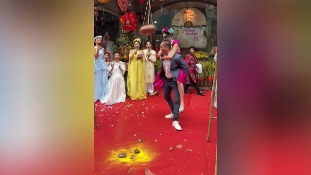 Khánh Vân được chồng 7x cõng chơi bịt mắt đập niêu.