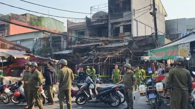 CLIP: Cháy liên hoàn 4 căn nhà ở phường Bình Đông (TP.HCM), thiệt hại tài sản nặng nề