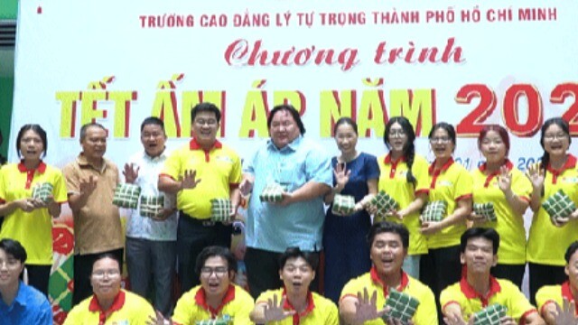VIDEO: Thầy trò quây quần gói bánh, mang Tết sớm đến những hoàn cảnh khó khăn