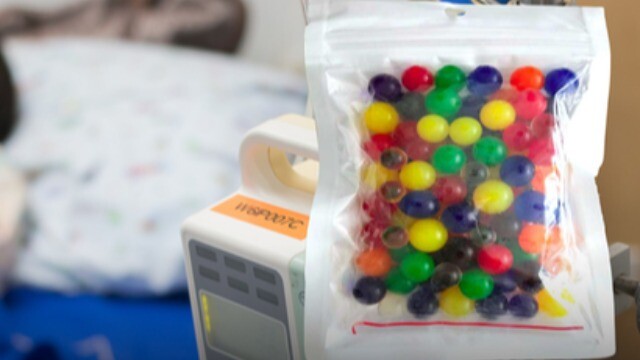 Ăn kẹo lạ, bé gái 18 tháng tuổi ở TP.HCM nhập viện do tắc ruột