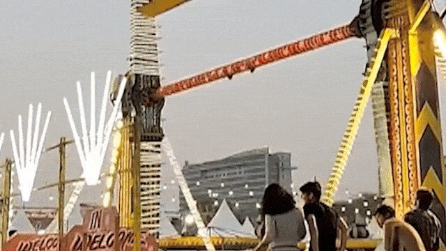 Đu quay chở 15 hành khách đổ sập tại Ấn Độ