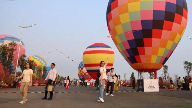 Du khách đổ bộ check-in lễ hội khinh khí cầu ở Cần Giờ