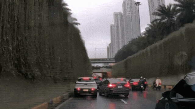 Clip: Ô tô con chuyển làn va quệt xe khác rồi bỏ đi