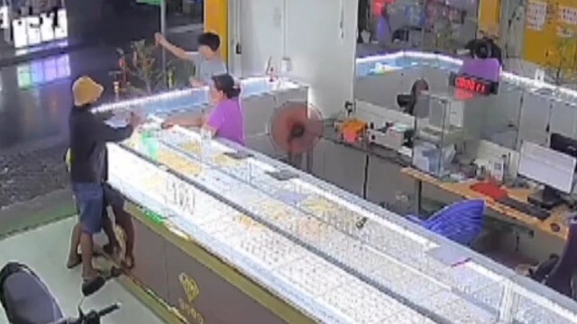 Cướp giật nhẫn vàng 24K trong chớp mắt và cái kết sau 6 giờ