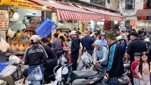 Ngôi chợ "nóng" nhất Hà Nội ngày 29 Tết: Gà lễ ngậm hoa hồng giá tới 1 triệu đồng/con vẫn đắt khách