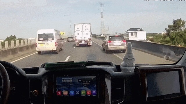 Clip: Ô tô rụng bánh trên cao tốc, văng ra trước mũi xe đi sau