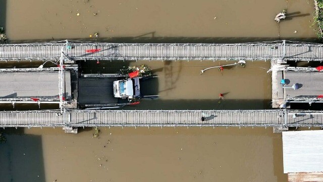 Hiện trường sập cầu, xe tải chở gạo rơi xuống sông ở Cần Thơ