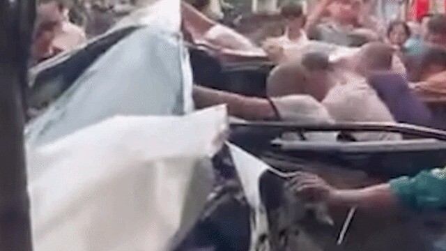 Hàng chục người nạy cửa ôtô bẹp dúm, cứu hai phụ nữ mắc kẹt