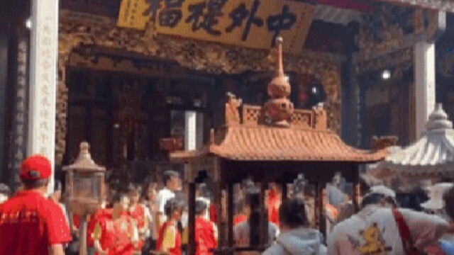 Xếp hàng vay lộc tại một ngôi chùa người Hoa ở TPHCM