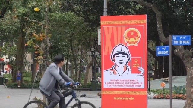 Khắp phố phường Hà Nội rực sắc đỏ hướng về ngày bầu cử