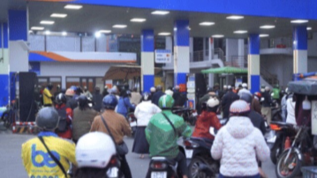 Giá xăng dầu tăng chóng mặt, người dân lo lan sang nhiều mặt hàng