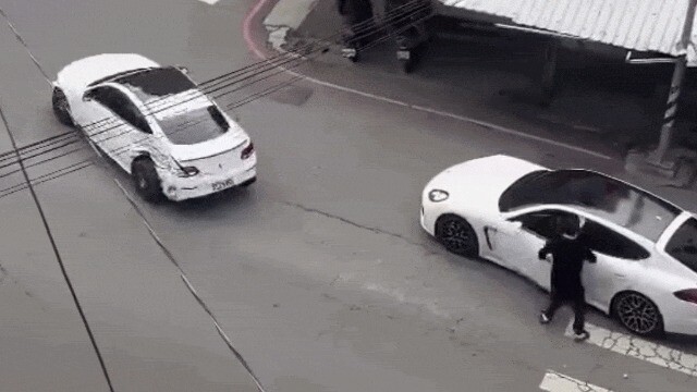 Clip: Hai tài xế mâu thuẫn, lái xe sang húc nhau giữa phố