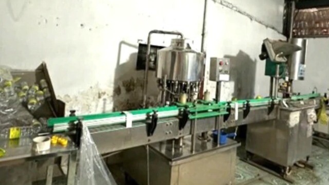 Cận cảnh dây chuyền pha chế dấm giả từ nước lã và axit công nghiệp