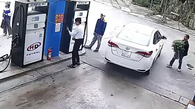 Đỗ ô tô vào đổ xăng, người đàn ông tranh thủ "thuận tay" bê ngay chậu cây cảnh