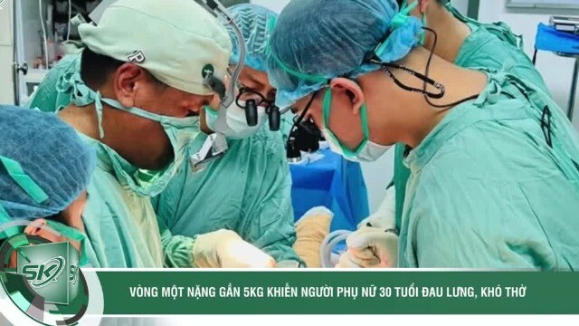 Vòng một nặng gần 5kg khiến người phụ nữ 30 tuổi đau lưng, khó thở