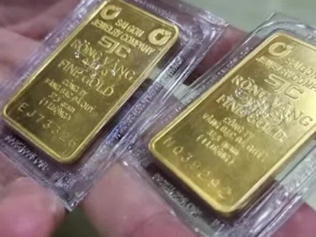 Hiện trường tìm kiếm 2 cây vàng người dân làm rơi xuống sông tại TP Huế