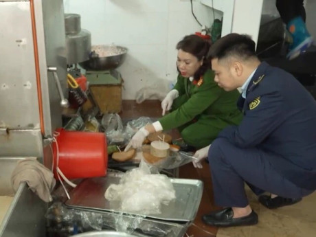 Bên trong cơ sở sản xuất giò chả bằng hàn the tại phố cổ