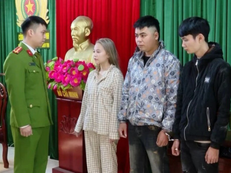 Triệt phá đường dây mua bán trẻ vị thành niên, ép làm quán karaoke