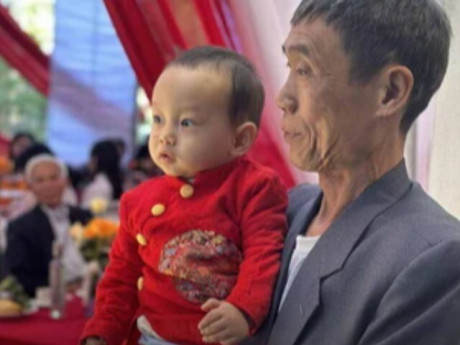 Ông bố vượt hơn 1.500km đến chăm cháu ngoại giúp con gái khiến cộng đồng mạng xúc động