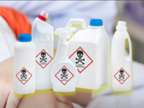 Nhầm dầu khoáng với nước lọc, bé trai 7 tuổi tổn thương gan thận nặng