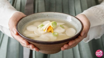 Tteokguk – bát canh trắng trong trẻo đánh dấu khoảnh khắc bước sang năm mới trong văn hóa Hàn Quốc