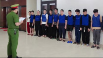 Vừa từ Campuchia về Việt Nam, 13 đối tượng lừa đảo bị công an tóm gọn