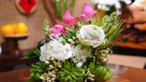 Đi lễ chùa nên chọn hoa gì để cầu bình an và may mắn?