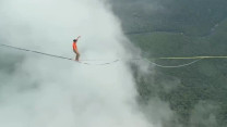 Kỷ lục nghẹt thở: Đi dây thăng bằng ở độ cao hơn 1.000m trên thác Angel