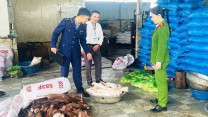 Thu giữ gần 6 tấn thực phẩm bốc mùi, chuẩn bị đưa vào các nhà hàng tiêu thụ