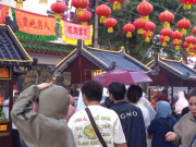 Clip Eva - VIDEO: Người dân TPHCM đội mưa, xếp hàng chờ mua món ăn mỗi năm chỉ bán một lần