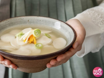 Tteokguk – bát canh trắng trong trẻo đánh dấu khoảnh khắc bước sang năm mới trong văn hóa Hàn Quốc