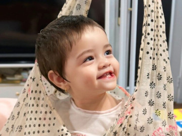 Con gái Nhật Kim Anh để tóc tém cá tính sau khi bị mẹ cạo trọc đầu, đôi mi cong vút như búp bê Tây