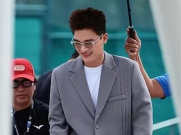 Mạc Văn Khoa khiến dân mạng “đứng hình” với visual tổng tài, phản ứng của vợ hơn tuổi mới thật sự gây sốt