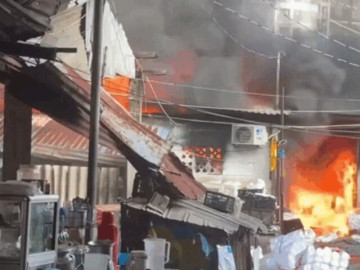 Cận cảnh cháy lớn gần chợ bình trưng: khói lửa bốc cao ngùn ngụt, người dân hoảng loạn