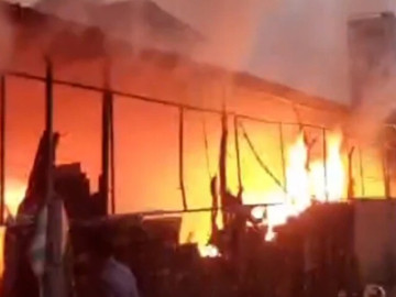 Cháy lớn ở bãi phế liệu, người dân hoảng loạn di dời tài sản